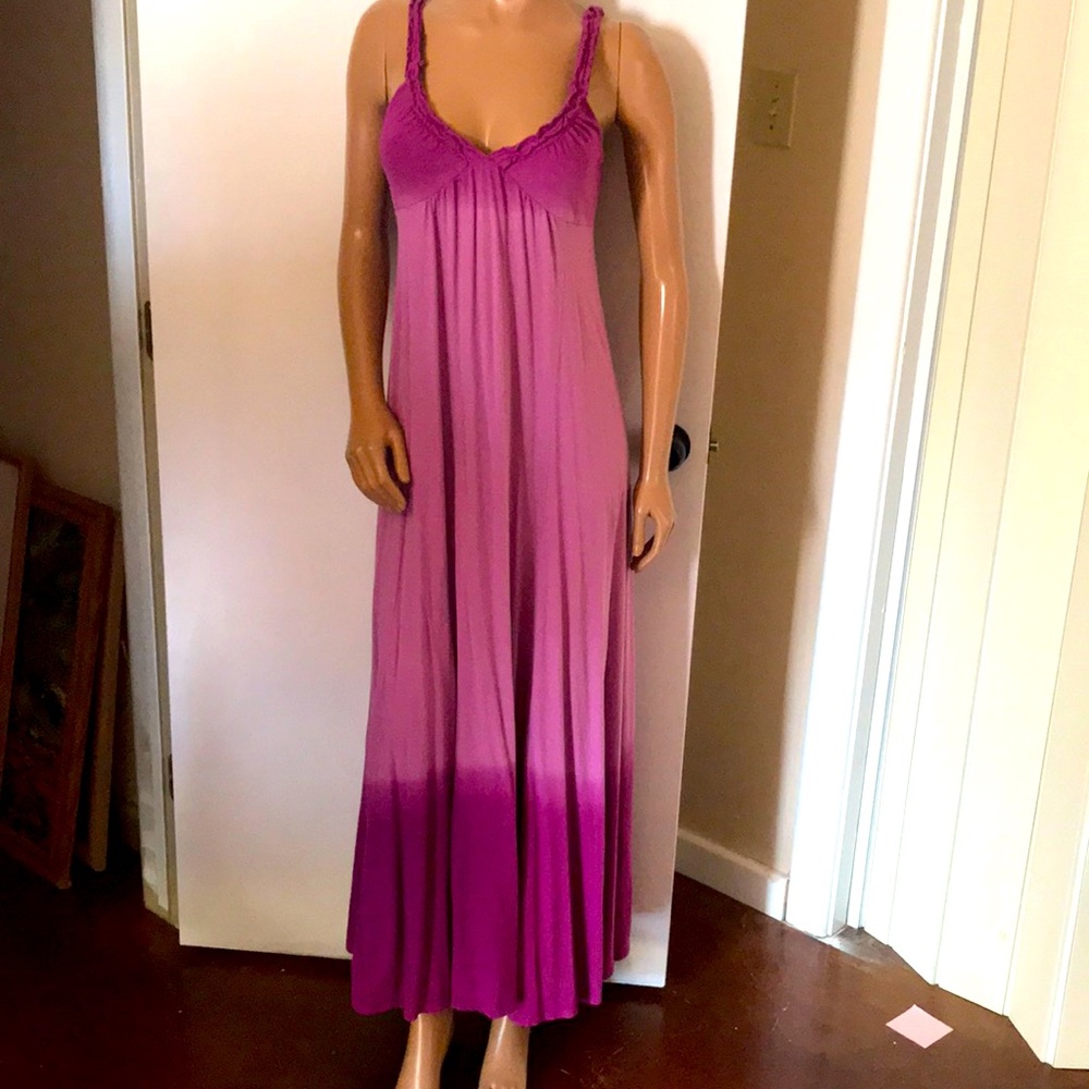 Old Navy 100% cotton maxi dress. Mannequin is 5’6”-7”. Size medium.